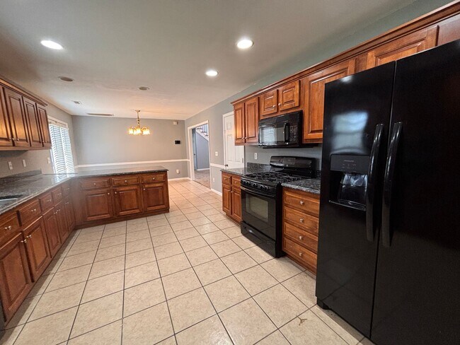 Building Photo - 5 Bedrooms- 3 Bathroom- House in West Rome!