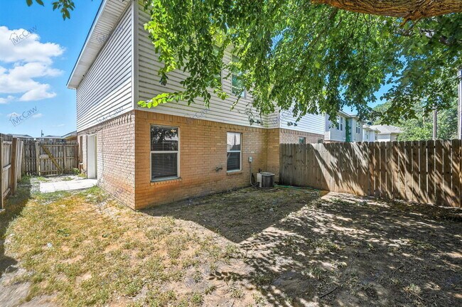 Building Photo - 1321 Village Garden Dr