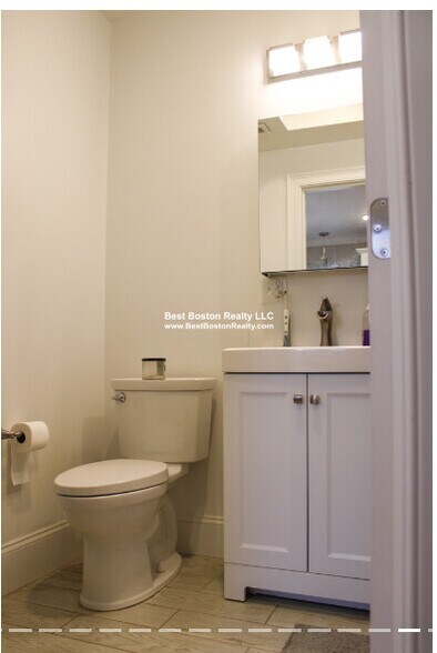 Building Photo - 118 Holland St