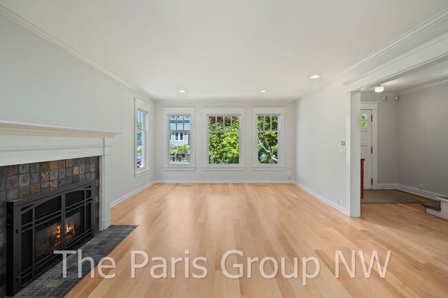 Building Photo - Exceptional Green Lake 3BR * Gorgeous In &...