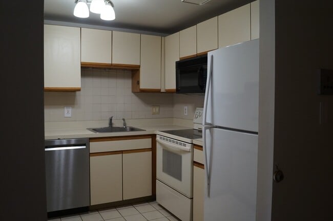 Building Photo - 200 Ledgewood Dr