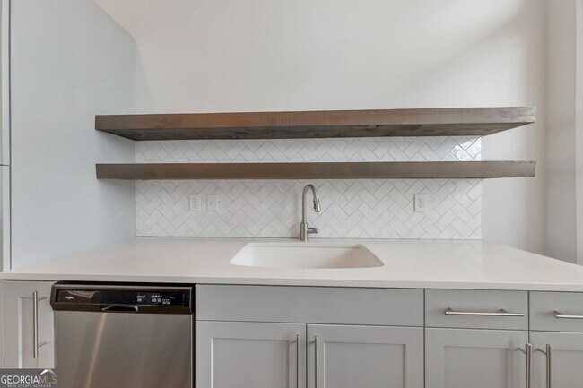 Building Photo - 910 Brees Ct