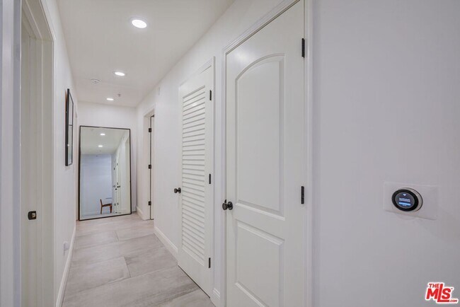 Building Photo - 1444 S Point View St