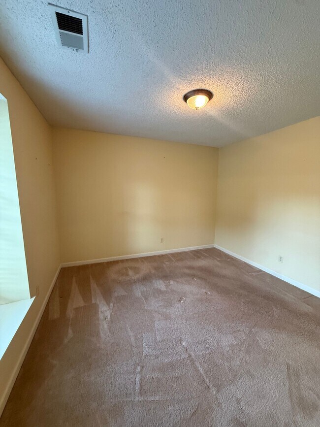 Building Photo - 8142 Creekside Cir S