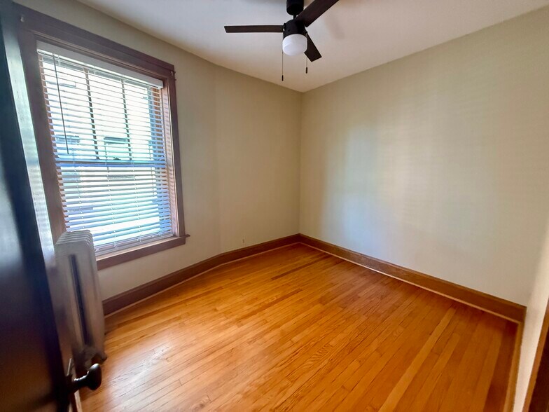 Second bedroom - 1414 W Farragut Ave