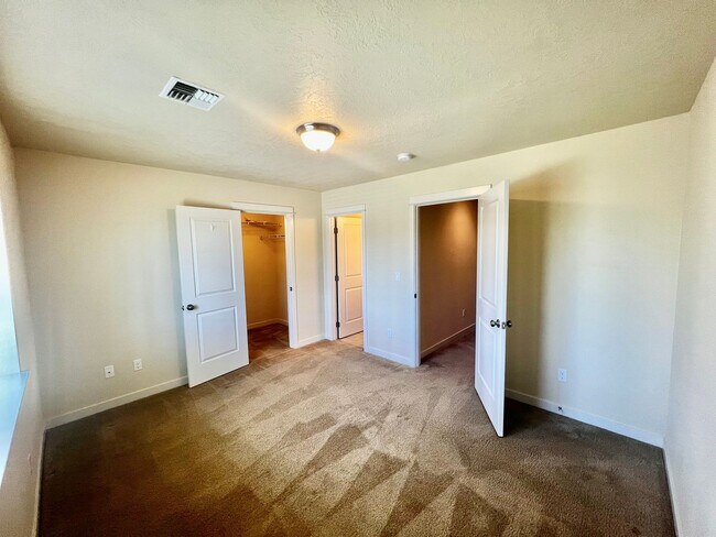 Building Photo - 812 NE Ross Rd