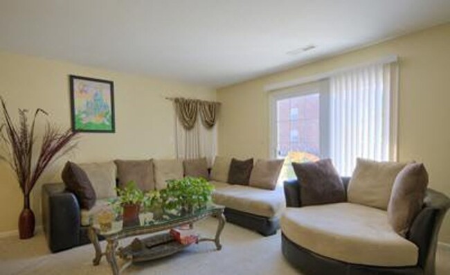 Building Photo - Updated Apartment Near Downtown – Prime Lo...