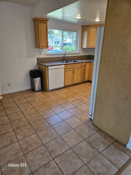 Kitchen and kitchen nook - 1344 E Windsor Rd