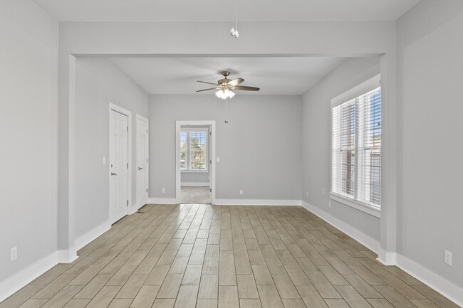 Building Photo - 106 N Main St