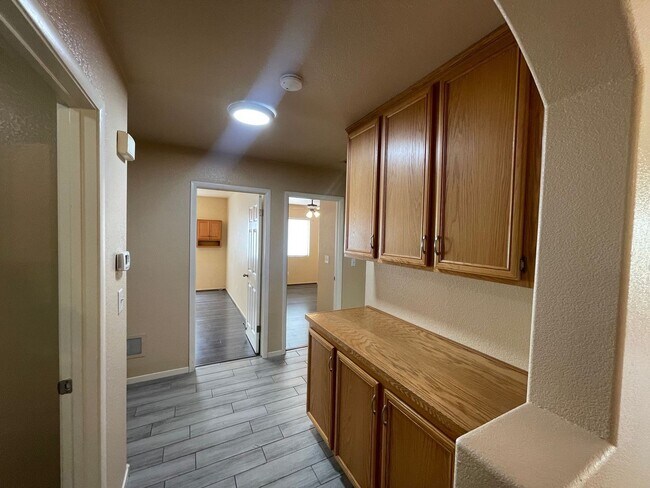 Building Photo - CHARMING 3BD/2BA HOME NEAR ELKHORN