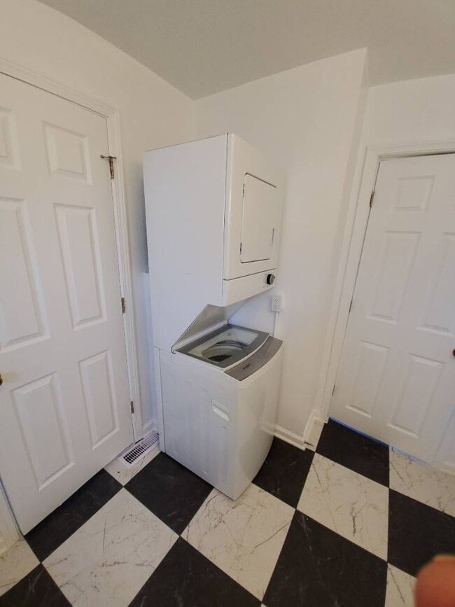 Building Photo - Newly Renovated 4BR/1BA Single-Family Home with Garage – Cleveland