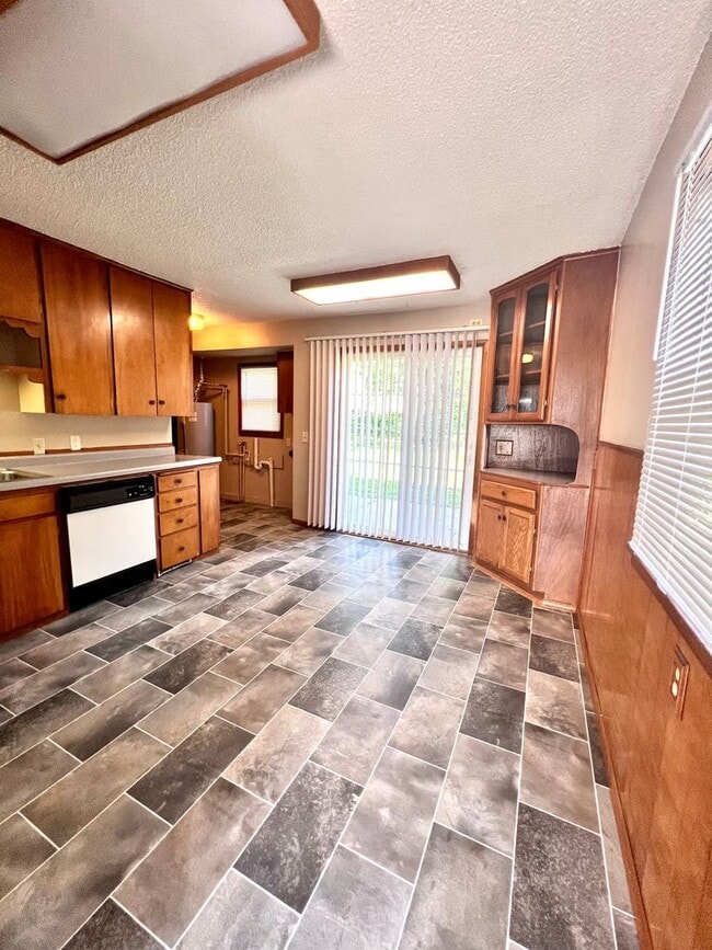 Building Photo - Beautiful 3 bed South Omaha/Hanscom Park Home COMING SOON!