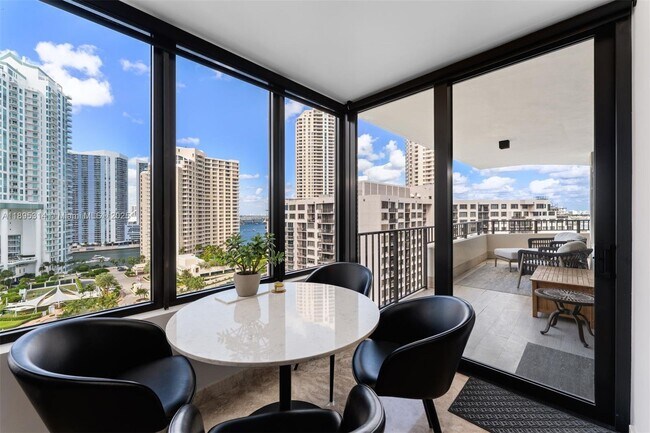 Building Photo - 520 Brickell Key Dr