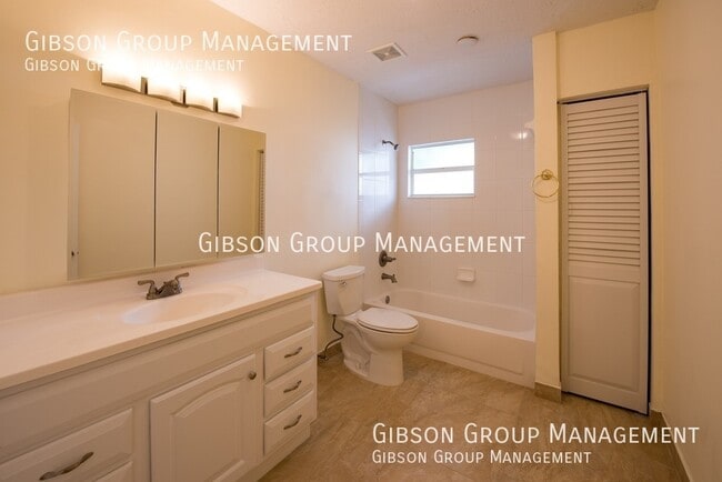 Building Photo - 631 NE 17th Way