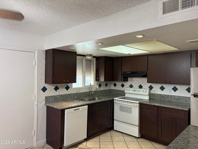 Building Photo - 3605 S Cutler Dr