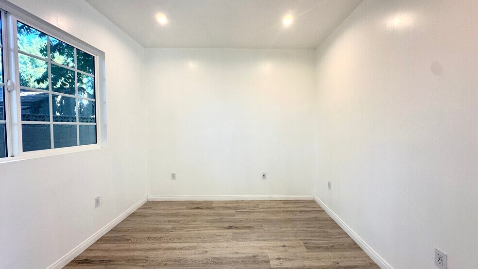 Building Photo - 16023 Wyandotte St