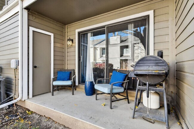 Building Photo - Two Bedroom Townhome W/ Garage!