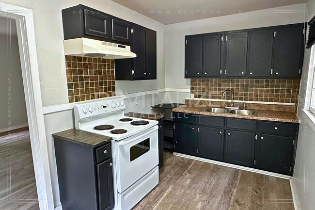 Building Photo - 2 Bed 1 Bath Home Close to Interstate Access!