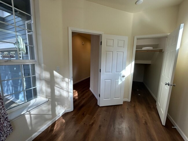 Building Photo - Spacious 4 Bedroom (plus den), 3 Bath Home...