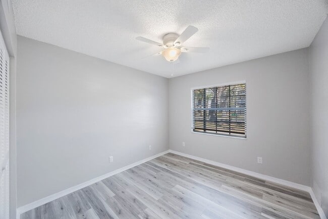 Building Photo - The Oaks at Safety Harbor 3 bedroom 2 bath