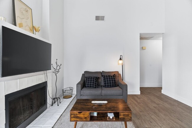 Building Photo - 2 Bedroom Condo for Rent in Redding CA | Pool, Spa, Fireplace, Balcony