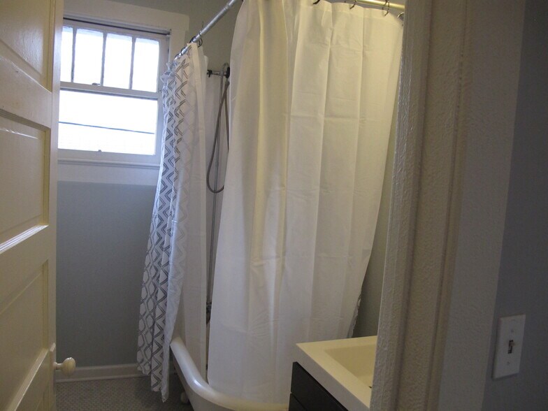 Building Photo - 2019 Oleander St