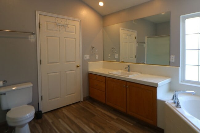 Building Photo - 2 Bedroom 2 Bathroom