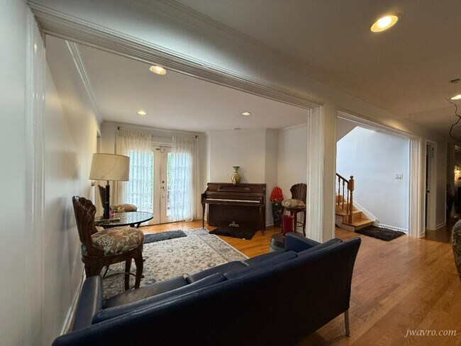 Building Photo - 150 Tiptoe Ln