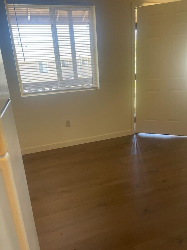 Building Photo - 454U