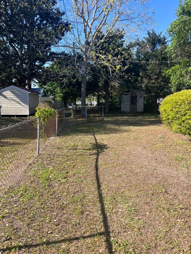 Building Photo - Charming Two Bedroom Home in Historic Morehead City Walking District with Dining Area and Living ...
