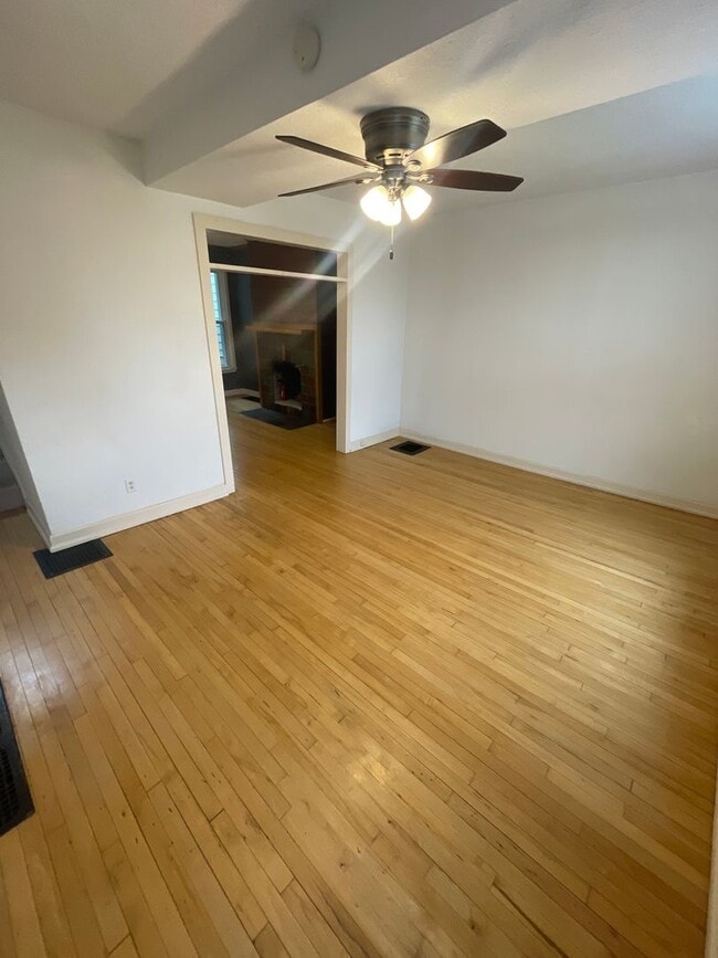 Building Photo - AVAILABLE NOW - 3 Bedroom/1.5 Bath Home with Lake views!