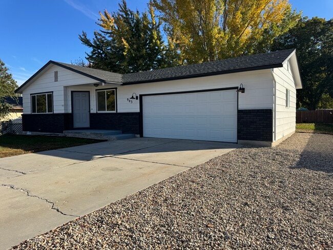 Building Photo - 903 Sunny Ln