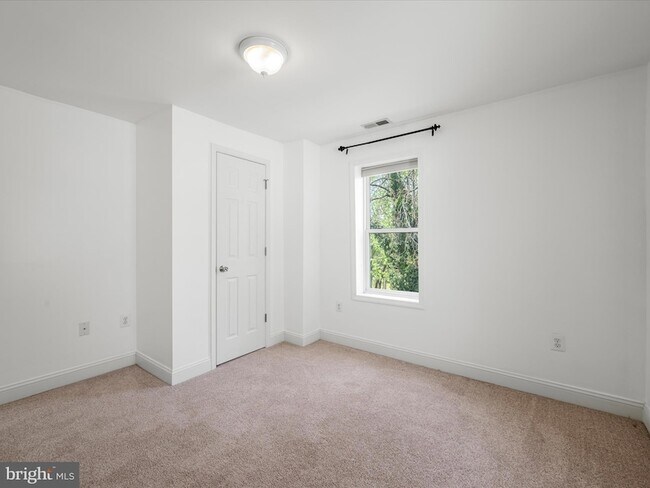 Building Photo - 5479 Main St