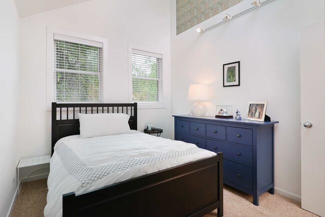 Building Photo - 2317 N Greenview Ave