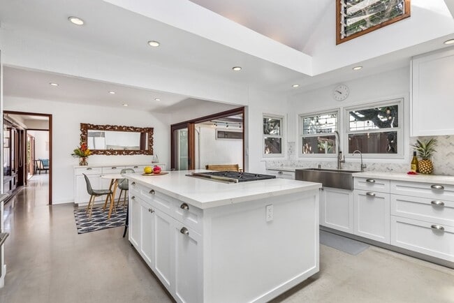 Building Photo - Elegant Home w/ Private Beach Access, Pool...