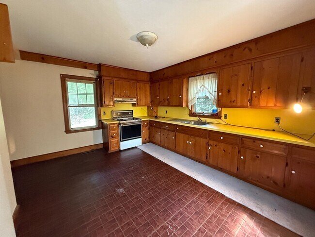 Primary Photo - 1143 Beacon St