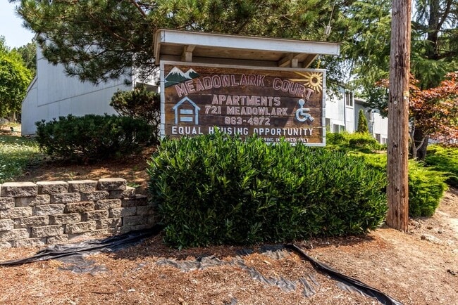 Building Photo - 721 SE Meadowlark Ave