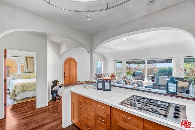 Building Photo - 212 3rd Ave