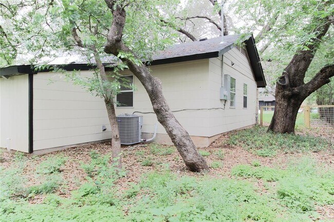 Building Photo - 305 Rowland Dr