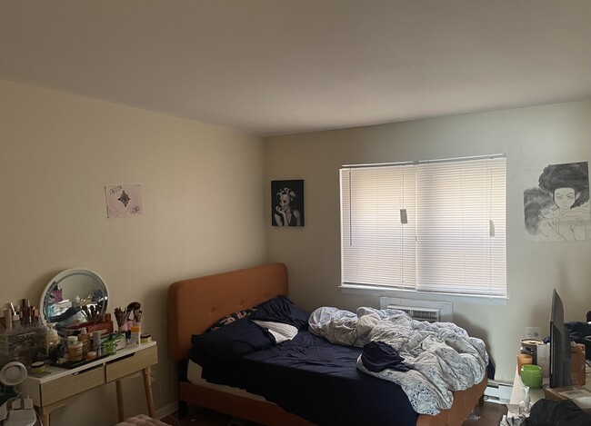 large bed room - 5920 N Kenmore Ave