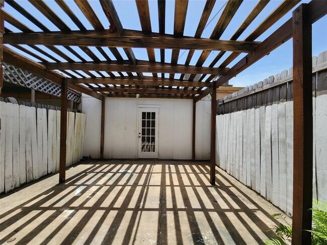 Building Photo - 8936 Glacier Ave