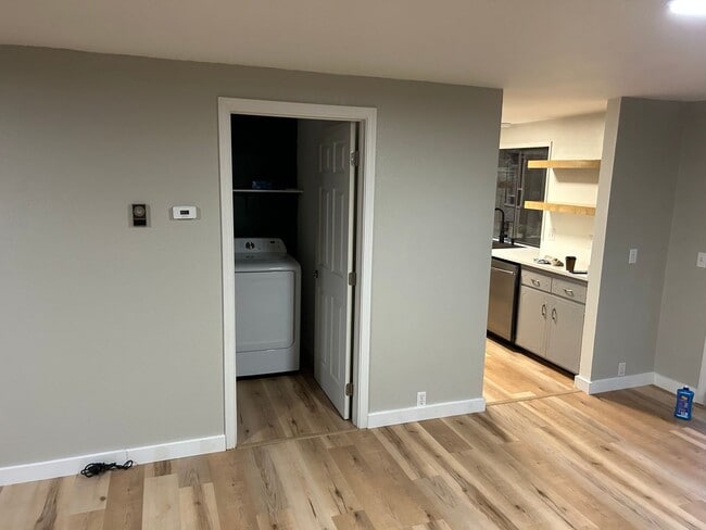 Building Photo - Lovely South Hills home, 4BD/3BA, Available early June!