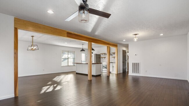 Building Photo - 649 Charles Ln