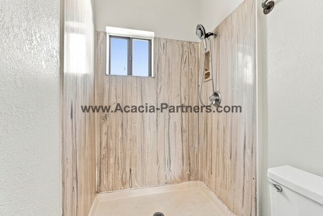 Building Photo - Spacious Three Bedroom/Three Bath Townhome