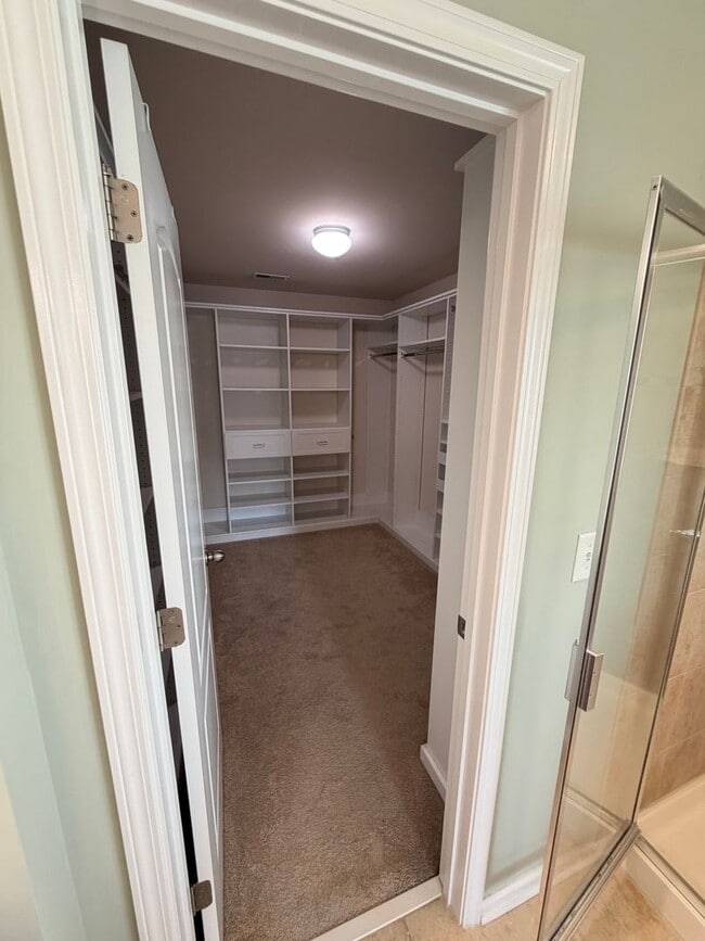 Building Photo - Expansive 5-Bedroom, 3-Story Home in Desirable Harrisburg Neighborhood