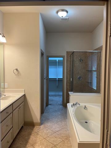 Building Photo - 817 La Cima