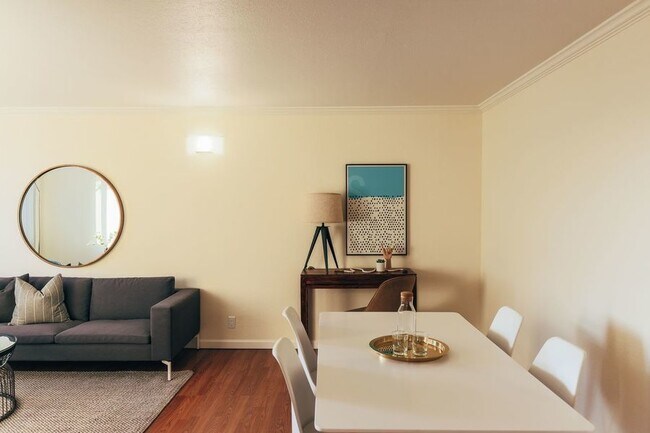 Building Photo - Newly renovated apartment at Oakbrook! 2 M...