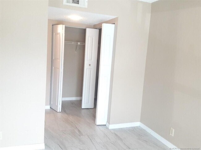 Building Photo - 1524 SE Royal Green Cir