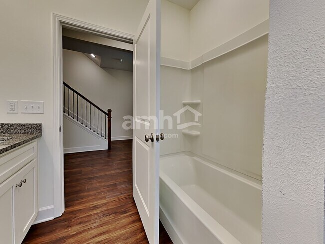 Building Photo - 914 Tan Tara Trl