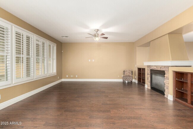 Building Photo - 6820 S 42nd Ln